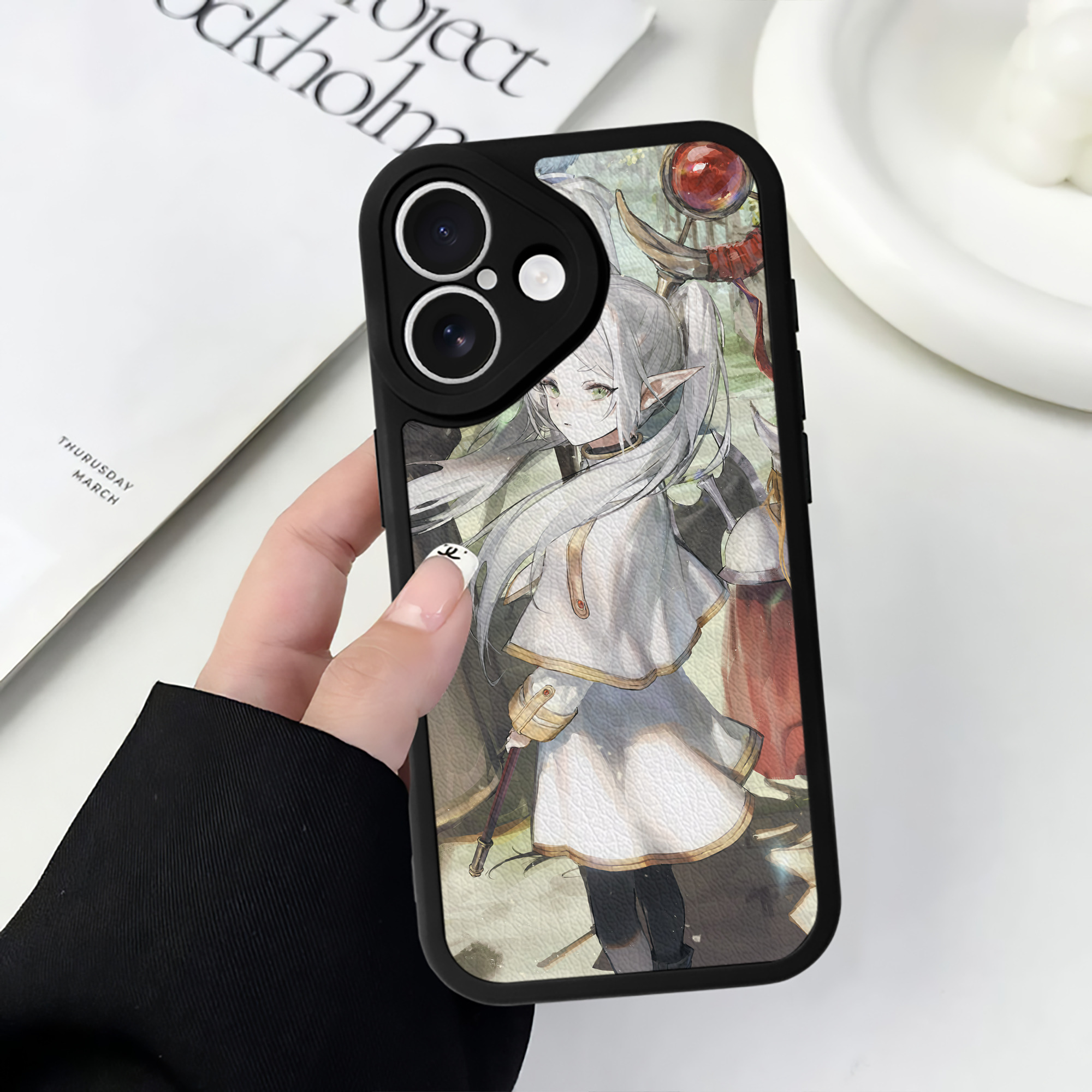 （画像用） 葬送のフリーレン Frieren 【iPhone 16シリーズ対応】シリコンスマホケース（レザー調） 材質：シリコン